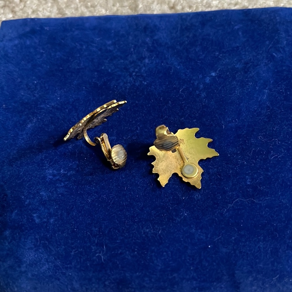 Vintage gold tone fall leaf clip on earrings - Picture 3 of 3